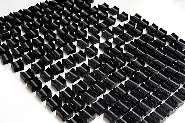 ¿Cuáles son los desafíos clave para ampliar de la creación de prototipos a la producción de bajo volumen?